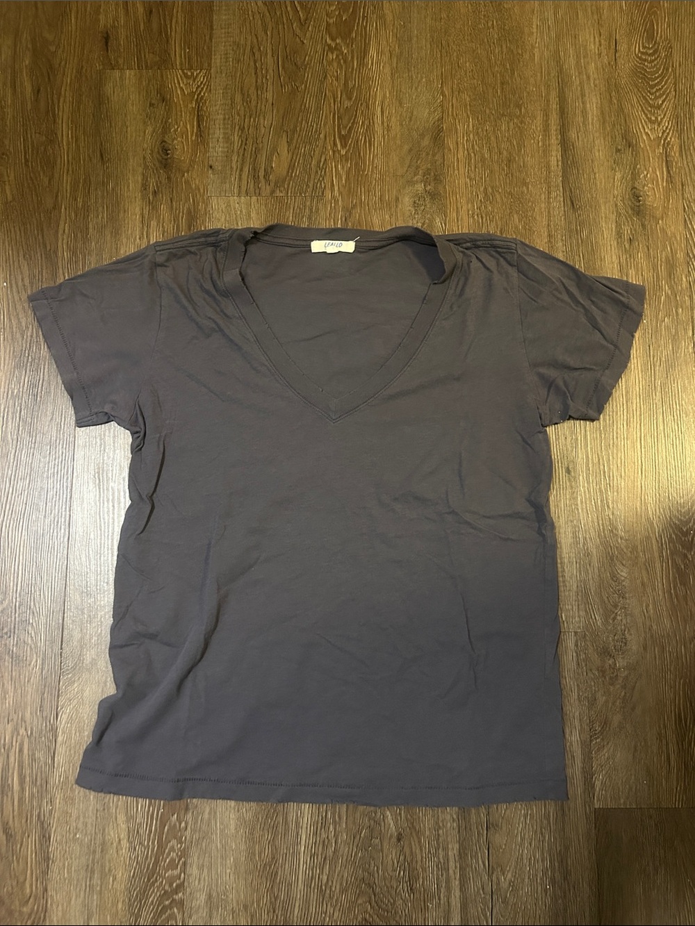 Leallo V-Neck Short Sleeve charcoal Tee size small